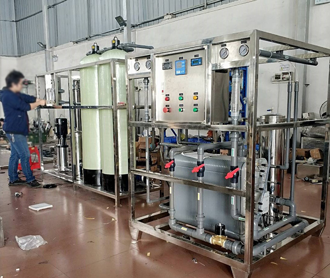 经过我们青岛纯水设备团队一周的安装调试“历经磨难”的一纯水设备终于完成